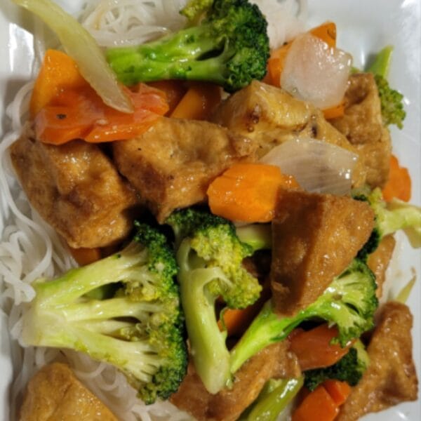 VE8 - Stir Fry Rice Noodles with Vegetables and Tofu VE8 - Stir Fry Rice Noodles with Vegetables and Tofu